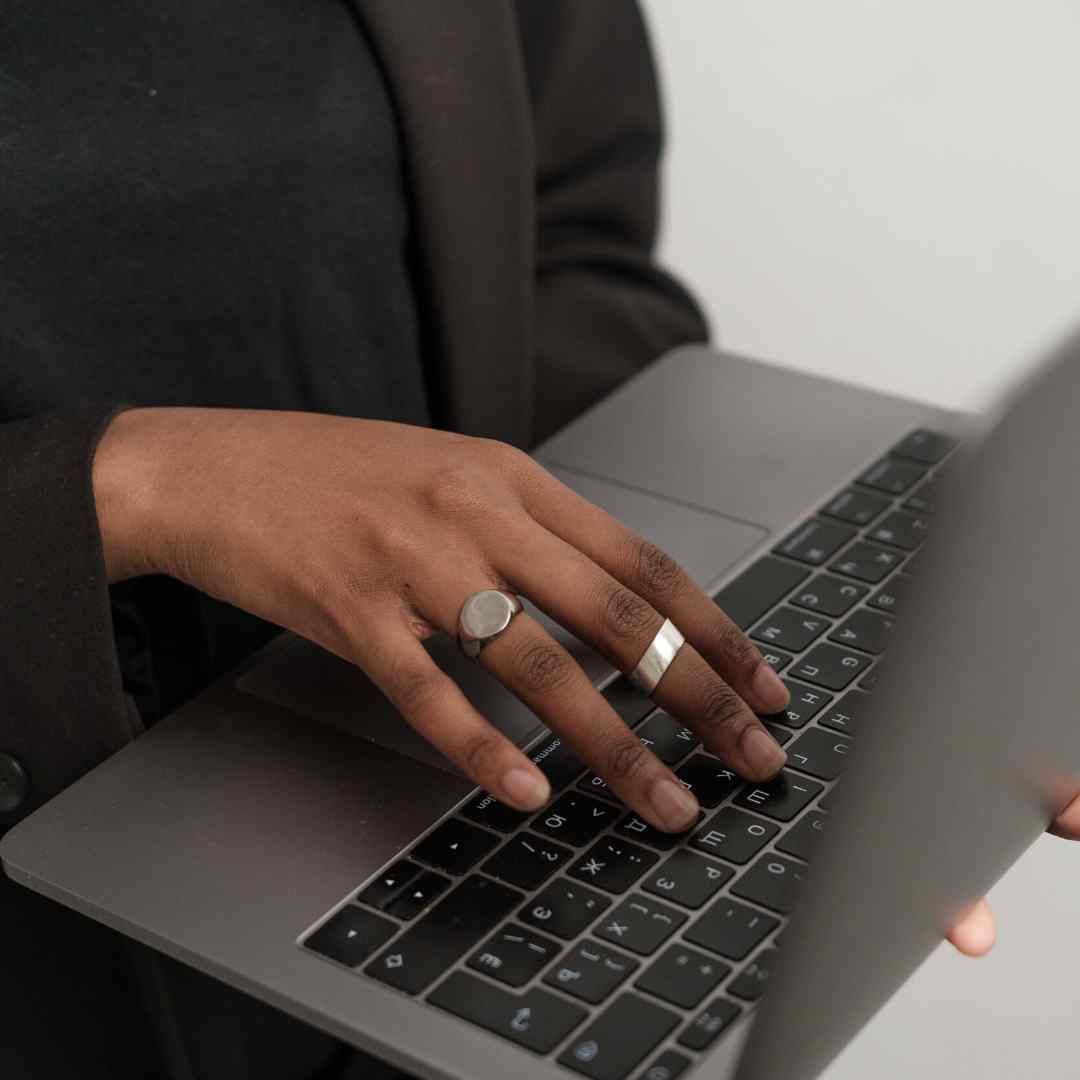 empresas-precisam-ir-alem-da-diversidade-nas-contratacoes-e-acolher-mulheres-dizem-especialistas-somosnewa-carine-roos